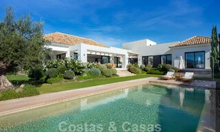 Vrijstaande, Mediterrane luxevilla te koop met verwarmd zwembad en zeezicht, omgeven door golfbanen in Nueva Andalucia, Marbella 50731 