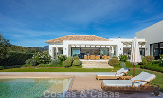 Vrijstaande, Mediterrane luxevilla te koop met verwarmd zwembad en zeezicht, omgeven door golfbanen in Nueva Andalucia, Marbella 50732 