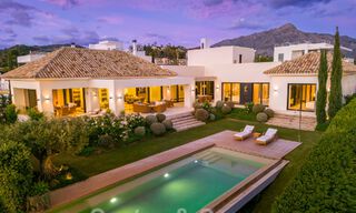 Vrijstaande, Mediterrane luxevilla te koop met verwarmd zwembad en zeezicht, omgeven door golfbanen in Nueva Andalucia, Marbella 50733 
