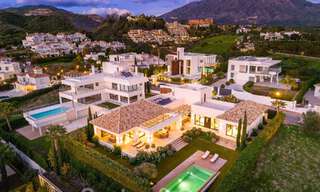 Vrijstaande, Mediterrane luxevilla te koop met verwarmd zwembad en zeezicht, omgeven door golfbanen in Nueva Andalucia, Marbella 50734 
