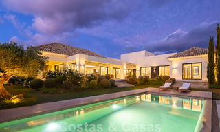 Vrijstaande, Mediterrane luxevilla te koop met verwarmd zwembad en zeezicht, omgeven door golfbanen in Nueva Andalucia, Marbella 50736 