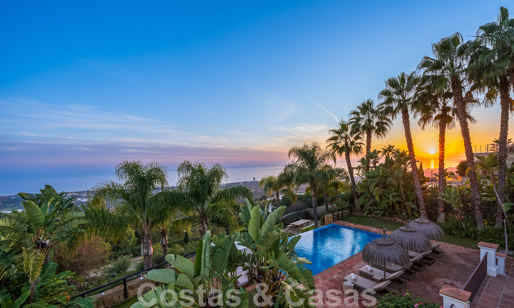 Andalusische luxevilla te koop met adembenemend panoramisch zeezicht gelegen in Los Monteros, Marbella 50938