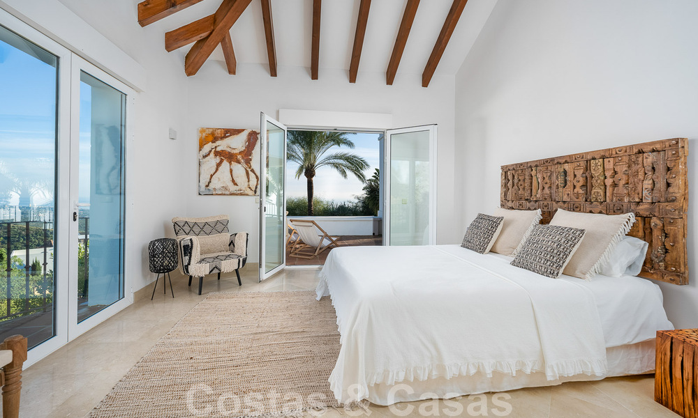 Andalusische luxevilla te koop met adembenemend panoramisch zeezicht gelegen in Los Monteros, Marbella 50969