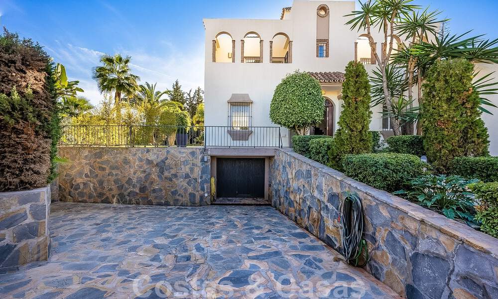 Mediterrane luxevilla te koop met 5 slaapkamers in een prestigieuze golfomgeving in Nueva Andalucia’s vallei, Marbella 50826
