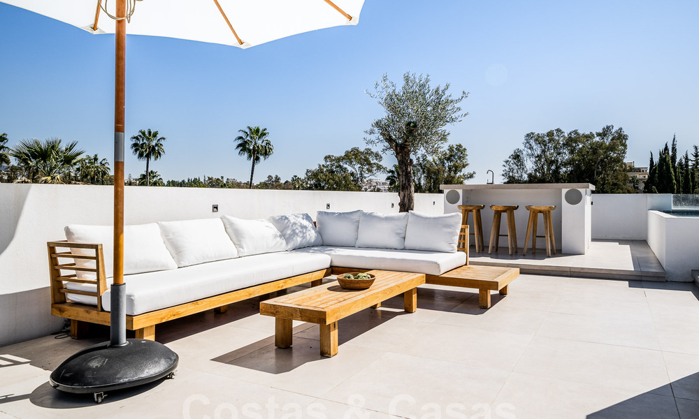 Contemporaine, vrijstaande villa te koop met charmante buitenruimtes en verwarmd zwembad in Nueva Andalucia, Marbella 51067
