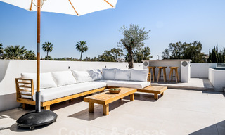 Contemporaine, vrijstaande villa te koop met charmante buitenruimtes en verwarmd zwembad in Nueva Andalucia, Marbella 51067 
