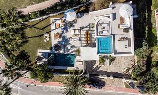Contemporaine, vrijstaande villa te koop met charmante buitenruimtes en verwarmd zwembad in Nueva Andalucia, Marbella 51068 