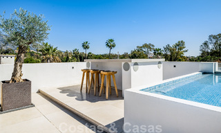 Contemporaine, vrijstaande villa te koop met charmante buitenruimtes en verwarmd zwembad in Nueva Andalucia, Marbella 51069 