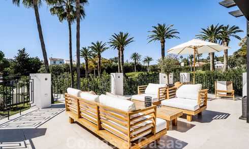 Contemporaine, vrijstaande villa te koop met charmante buitenruimtes en verwarmd zwembad in Nueva Andalucia, Marbella 51070