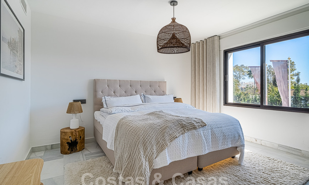 Contemporaine, vrijstaande villa te koop met charmante buitenruimtes en verwarmd zwembad in Nueva Andalucia, Marbella 51072