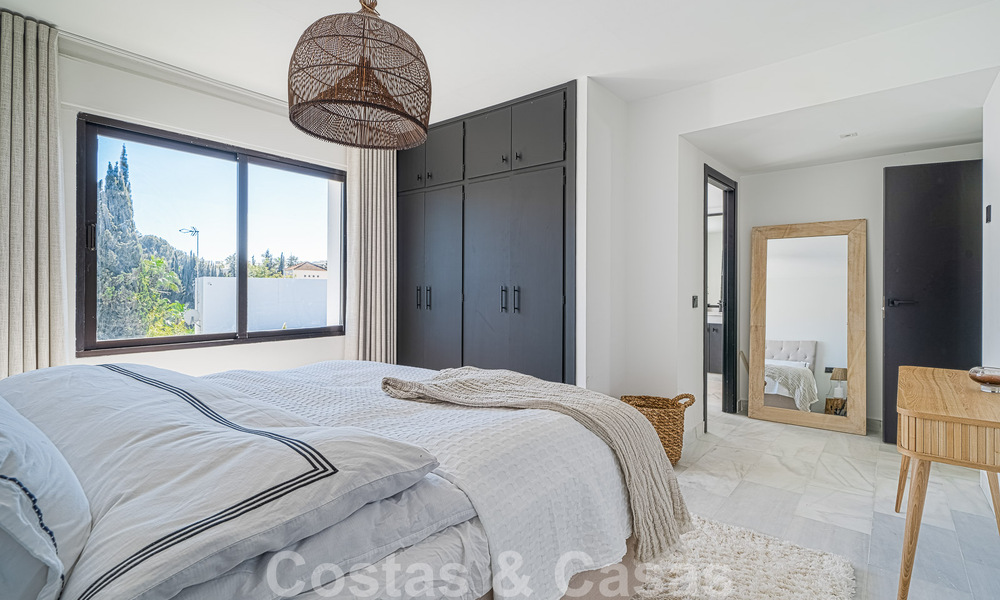 Contemporaine, vrijstaande villa te koop met charmante buitenruimtes en verwarmd zwembad in Nueva Andalucia, Marbella 51073