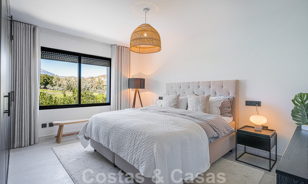 Contemporaine, vrijstaande villa te koop met charmante buitenruimtes en verwarmd zwembad in Nueva Andalucia, Marbella 51076
