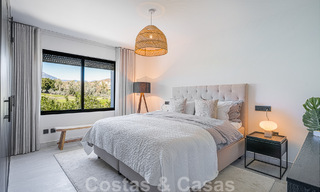 Contemporaine, vrijstaande villa te koop met charmante buitenruimtes en verwarmd zwembad in Nueva Andalucia, Marbella 51076 