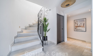Contemporaine, vrijstaande villa te koop met charmante buitenruimtes en verwarmd zwembad in Nueva Andalucia, Marbella 51078 