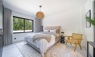 Contemporaine, vrijstaande villa te koop met charmante buitenruimtes en verwarmd zwembad in Nueva Andalucia, Marbella 51079 