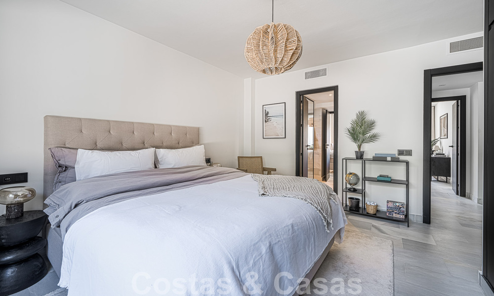 Contemporaine, vrijstaande villa te koop met charmante buitenruimtes en verwarmd zwembad in Nueva Andalucia, Marbella 51080