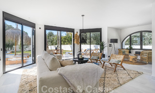 Contemporaine, vrijstaande villa te koop met charmante buitenruimtes en verwarmd zwembad in Nueva Andalucia, Marbella 51083 