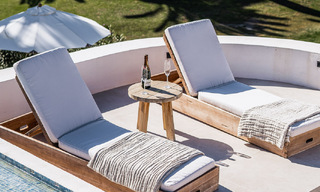 Contemporaine, vrijstaande villa te koop met charmante buitenruimtes en verwarmd zwembad in Nueva Andalucia, Marbella 51088 