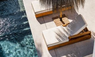 Contemporaine, vrijstaande villa te koop met charmante buitenruimtes en verwarmd zwembad in Nueva Andalucia, Marbella 51089 