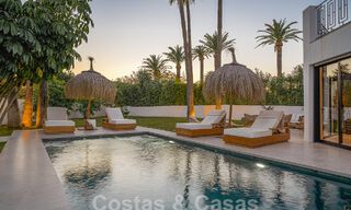 Contemporaine, vrijstaande villa te koop met charmante buitenruimtes en verwarmd zwembad in Nueva Andalucia, Marbella 51091 
