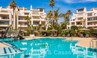 Ruim, stijlvol appartement te koop in een gated complex op eerstelijnsstrand met zeezicht, op de New Golden Mile, Marbella - Estepona 51292 