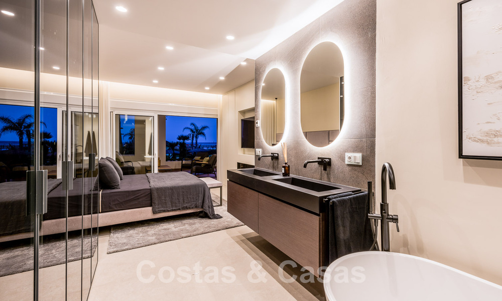 Ruim, stijlvol appartement te koop in een gated complex op eerstelijnsstrand met zeezicht, op de New Golden Mile, Marbella - Estepona 51293