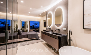 Ruim, stijlvol appartement te koop in een gated complex op eerstelijnsstrand met zeezicht, op de New Golden Mile, Marbella - Estepona 51293 