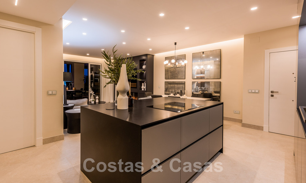 Ruim, stijlvol appartement te koop in een gated complex op eerstelijnsstrand met zeezicht, op de New Golden Mile, Marbella - Estepona 51298