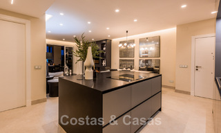 Ruim, stijlvol appartement te koop in een gated complex op eerstelijnsstrand met zeezicht, op de New Golden Mile, Marbella - Estepona 51298 