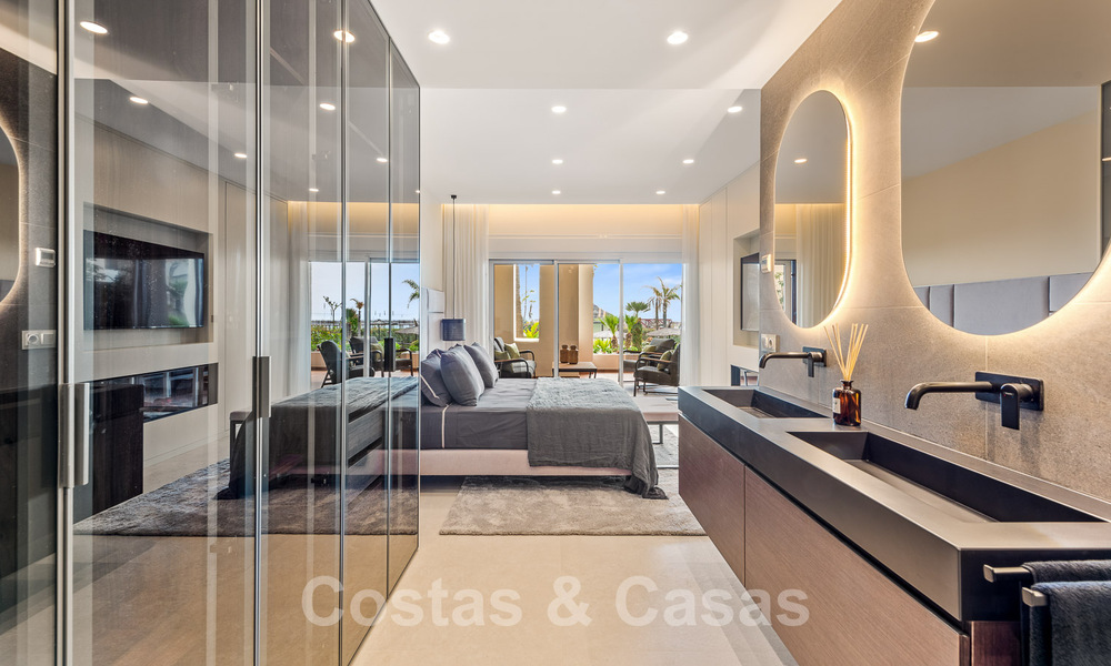 Ruim, stijlvol appartement te koop in een gated complex op eerstelijnsstrand met zeezicht, op de New Golden Mile, Marbella - Estepona 51300