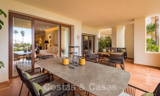 Ruim, stijlvol appartement te koop in een gated complex op eerstelijnsstrand met zeezicht, op de New Golden Mile, Marbella - Estepona 51304 