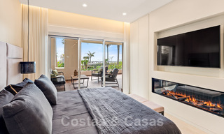 Ruim, stijlvol appartement te koop in een gated complex op eerstelijnsstrand met zeezicht, op de New Golden Mile, Marbella - Estepona 51305 