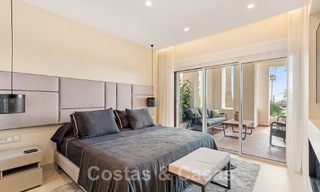 Ruim, stijlvol appartement te koop in een gated complex op eerstelijnsstrand met zeezicht, op de New Golden Mile, Marbella - Estepona 51307 
