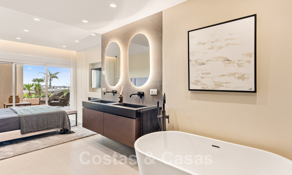 Ruim, stijlvol appartement te koop in een gated complex op eerstelijnsstrand met zeezicht, op de New Golden Mile, Marbella - Estepona 51308