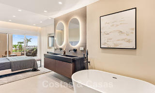 Ruim, stijlvol appartement te koop in een gated complex op eerstelijnsstrand met zeezicht, op de New Golden Mile, Marbella - Estepona 51308 