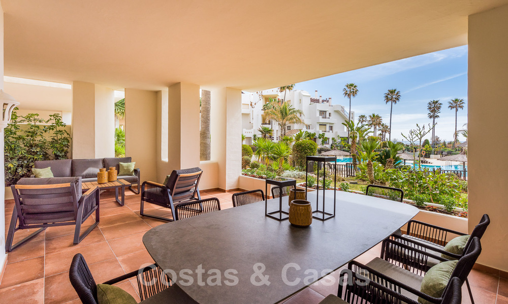 Ruim, stijlvol appartement te koop in een gated complex op eerstelijnsstrand met zeezicht, op de New Golden Mile, Marbella - Estepona 51312