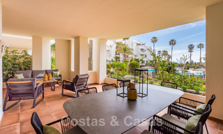 Ruim, stijlvol appartement te koop in een gated complex op eerstelijnsstrand met zeezicht, op de New Golden Mile, Marbella - Estepona 51312 