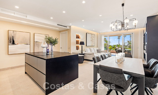 Ruim, stijlvol appartement te koop in een gated complex op eerstelijnsstrand met zeezicht, op de New Golden Mile, Marbella - Estepona 51313 
