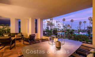 Ruim, stijlvol appartement te koop in een gated complex op eerstelijnsstrand met zeezicht, op de New Golden Mile, Marbella - Estepona 51316 