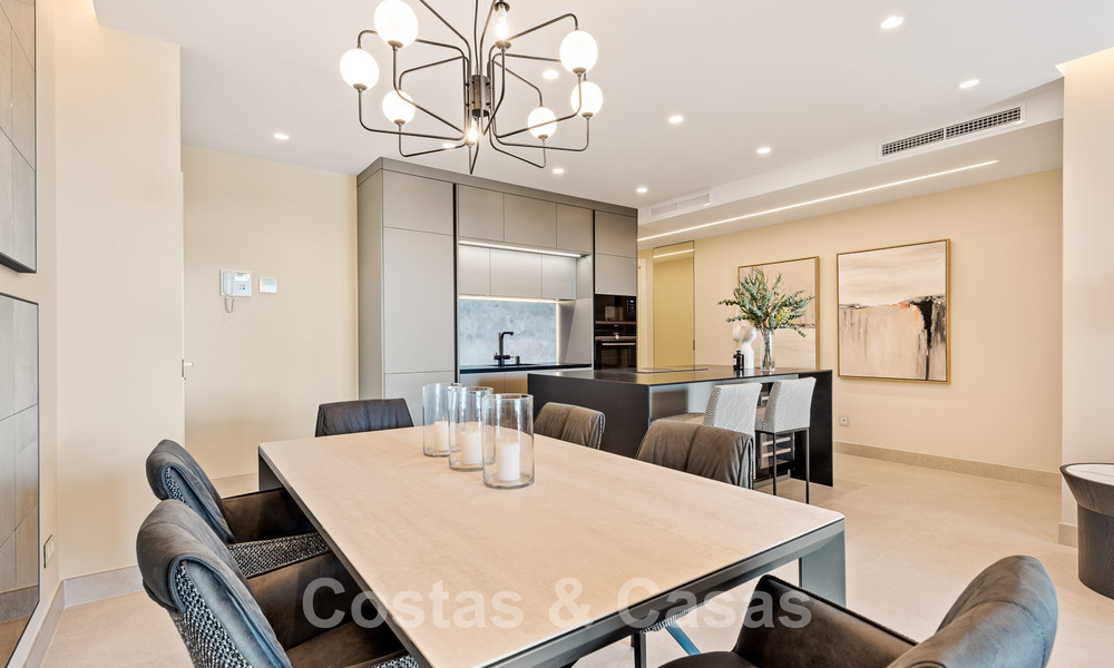 Ruim, stijlvol appartement te koop in een gated complex op eerstelijnsstrand met zeezicht, op de New Golden Mile, Marbella - Estepona 51318