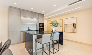 Ruim, stijlvol appartement te koop in een gated complex op eerstelijnsstrand met zeezicht, op de New Golden Mile, Marbella - Estepona 51319 