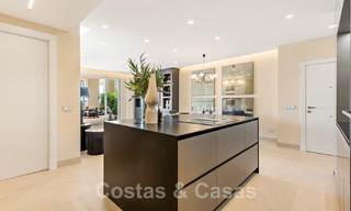 Ruim, stijlvol appartement te koop in een gated complex op eerstelijnsstrand met zeezicht, op de New Golden Mile, Marbella - Estepona 51325 