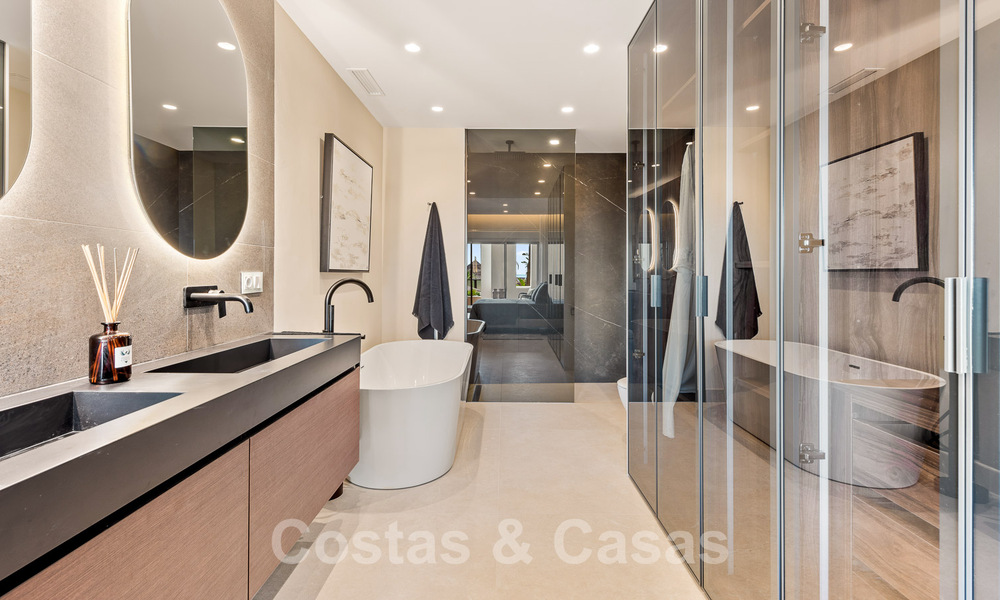 Ruim, stijlvol appartement te koop in een gated complex op eerstelijnsstrand met zeezicht, op de New Golden Mile, Marbella - Estepona 51326