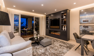 Ruim, stijlvol appartement te koop in een gated complex op eerstelijnsstrand met zeezicht, op de New Golden Mile, Marbella - Estepona 51329 