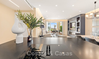 Ruim, stijlvol appartement te koop in een gated complex op eerstelijnsstrand met zeezicht, op de New Golden Mile, Marbella - Estepona 51334 