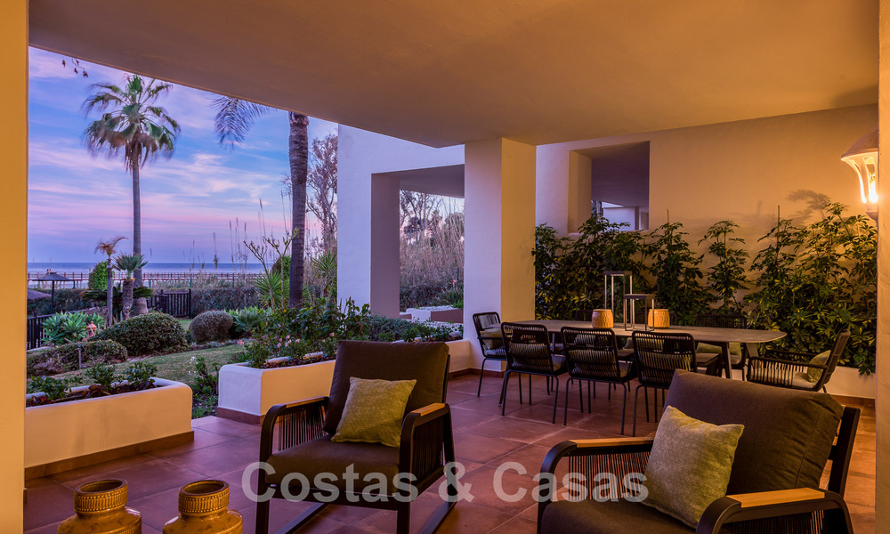 Ruim, stijlvol appartement te koop in een gated complex op eerstelijnsstrand met zeezicht, op de New Golden Mile, Marbella - Estepona 51335