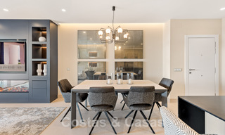 Ruim, stijlvol appartement te koop in een gated complex op eerstelijnsstrand met zeezicht, op de New Golden Mile, Marbella - Estepona 51336 