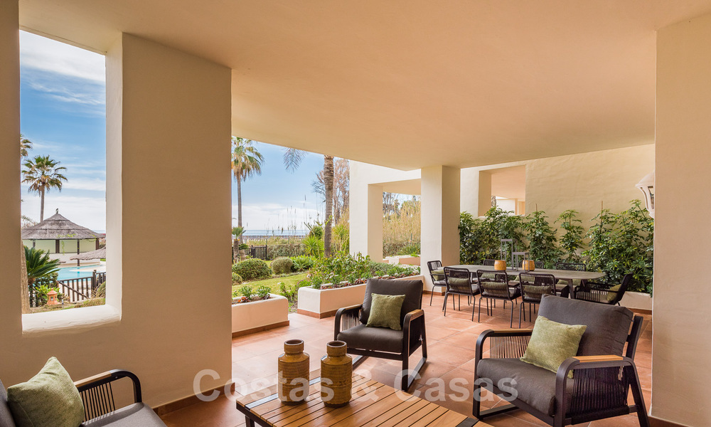 Ruim, stijlvol appartement te koop in een gated complex op eerstelijnsstrand met zeezicht, op de New Golden Mile, Marbella - Estepona 51337