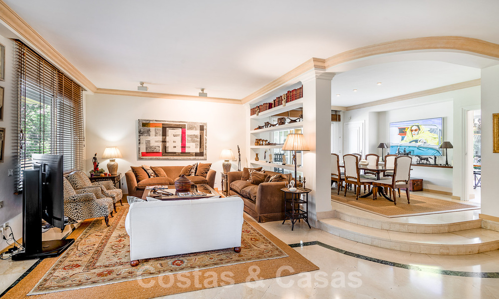 Vrijstaande luxevilla in Mediterrane stijl te koop op een steenworp van het strand en voorzieningen in het prestigieuze Guadalmina Baja te Marbella 51246