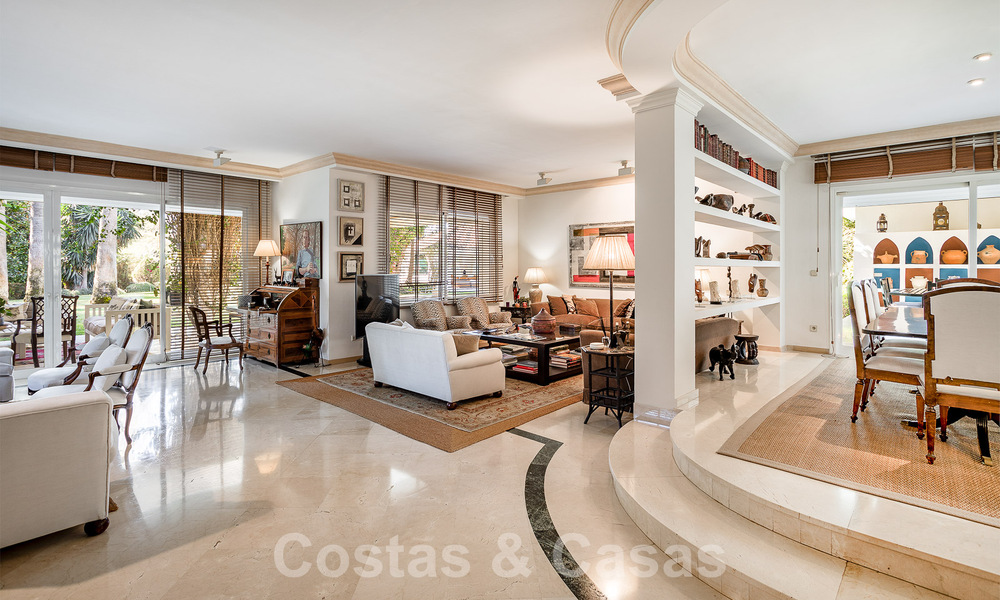 Vrijstaande luxevilla in Mediterrane stijl te koop op een steenworp van het strand en voorzieningen in het prestigieuze Guadalmina Baja te Marbella 51247